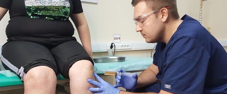 Ένας ορθοπεδικός εκτελεί μια ενδοαρθρική ένεση στην άρθρωση του γόνατος για οστεοαρθρίτιδα